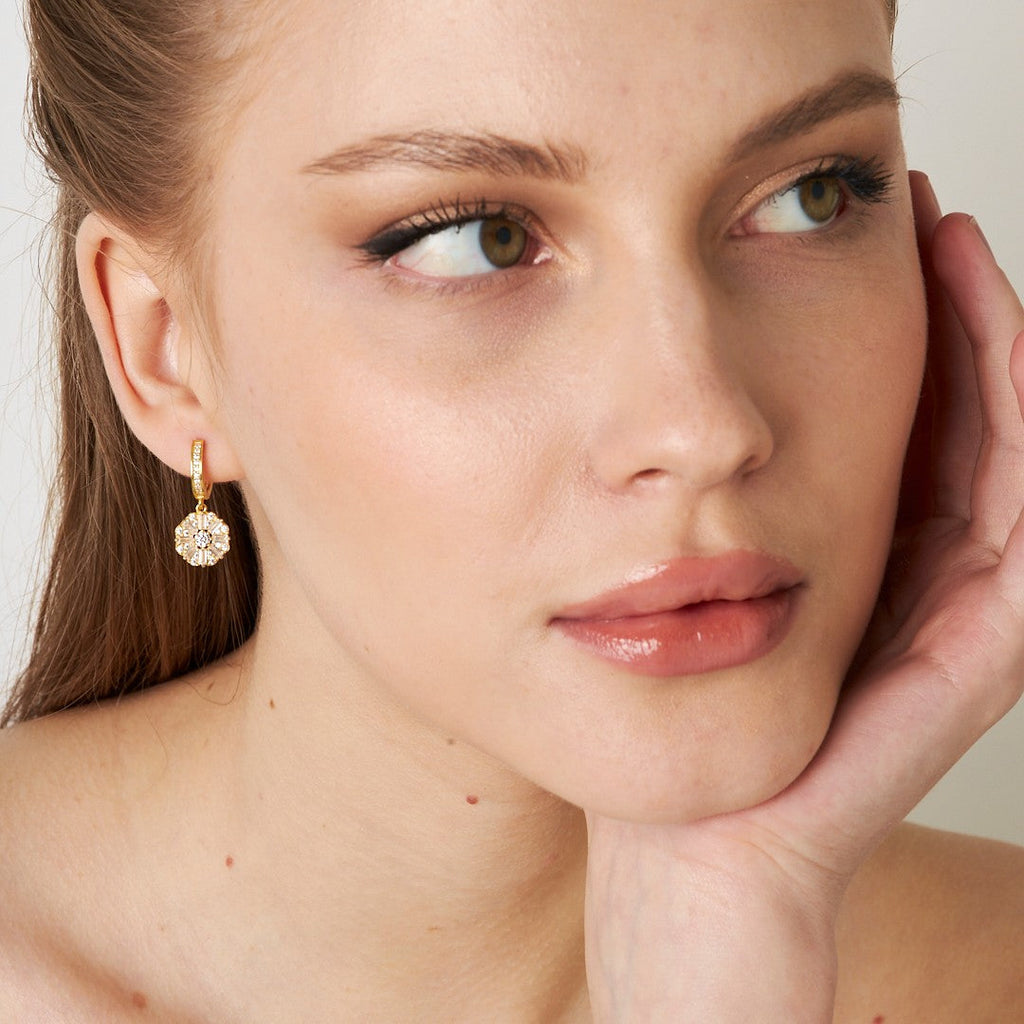 Baget Taşlı Çiçek Desenli Küpe - 925 GÜMÜŞ