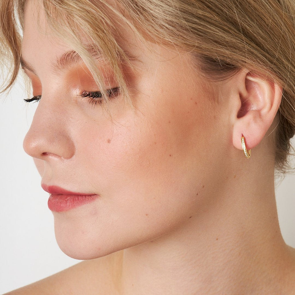 Tek Sıra Taşlı Küpeler - 925 GÜMÜŞ