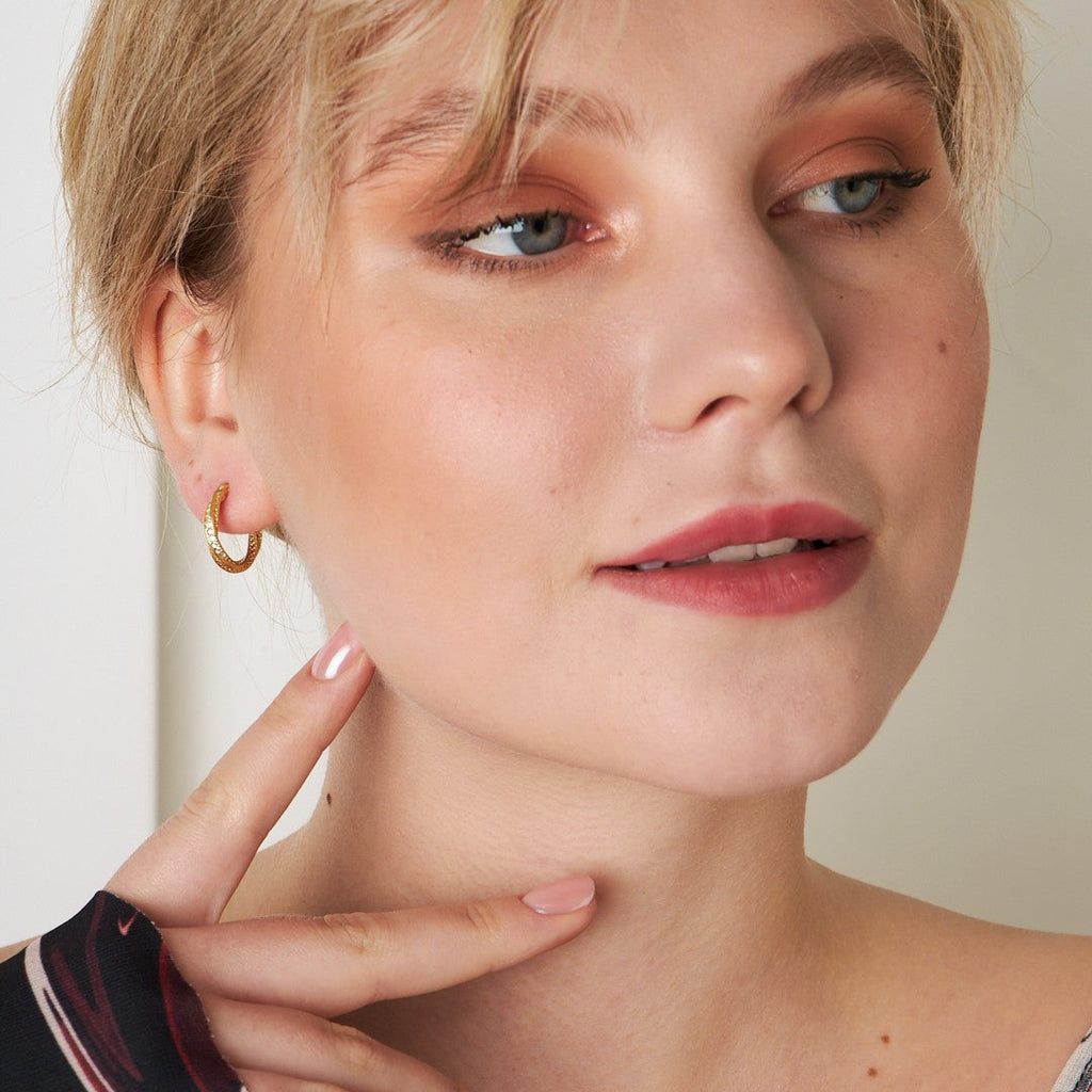 Taşlı Bükülmüş Küpe - 925 GÜMÜŞ