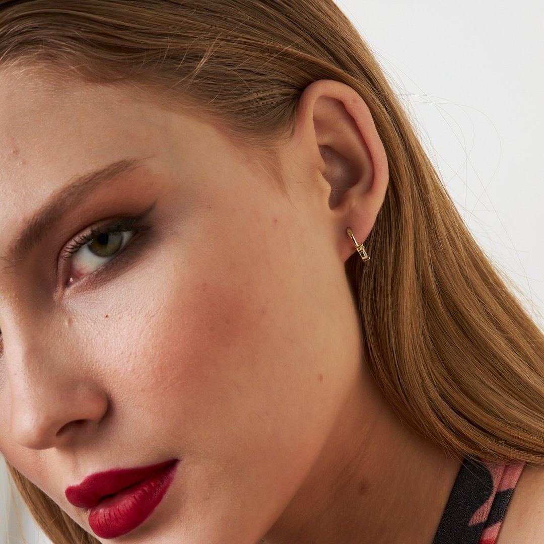 Yuvarlak taşlarla damla piercing - 925 GÜMÜŞ