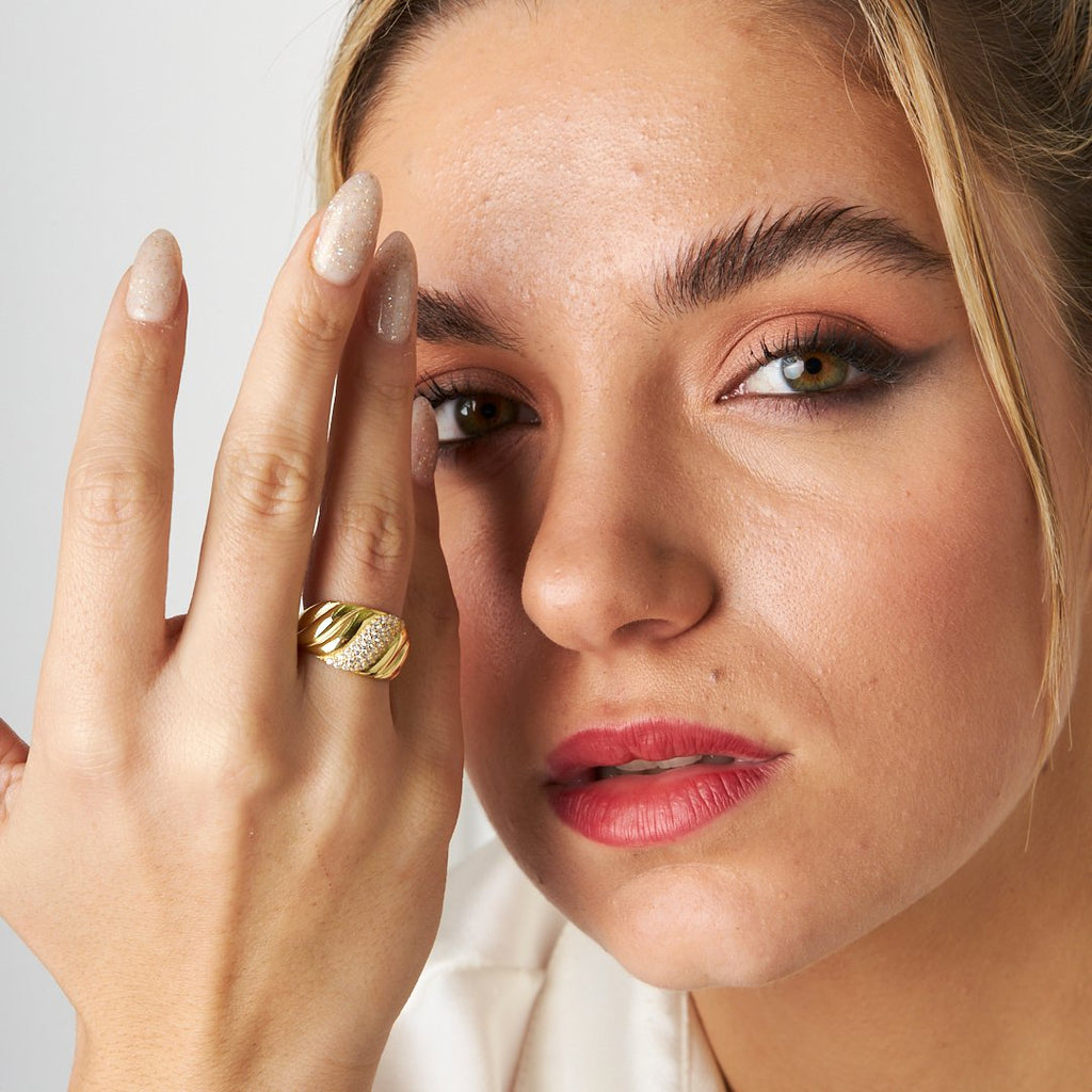 Kavisli Tasarımlı Ve Taşlı Yüzük - 925 GÜMÜŞ