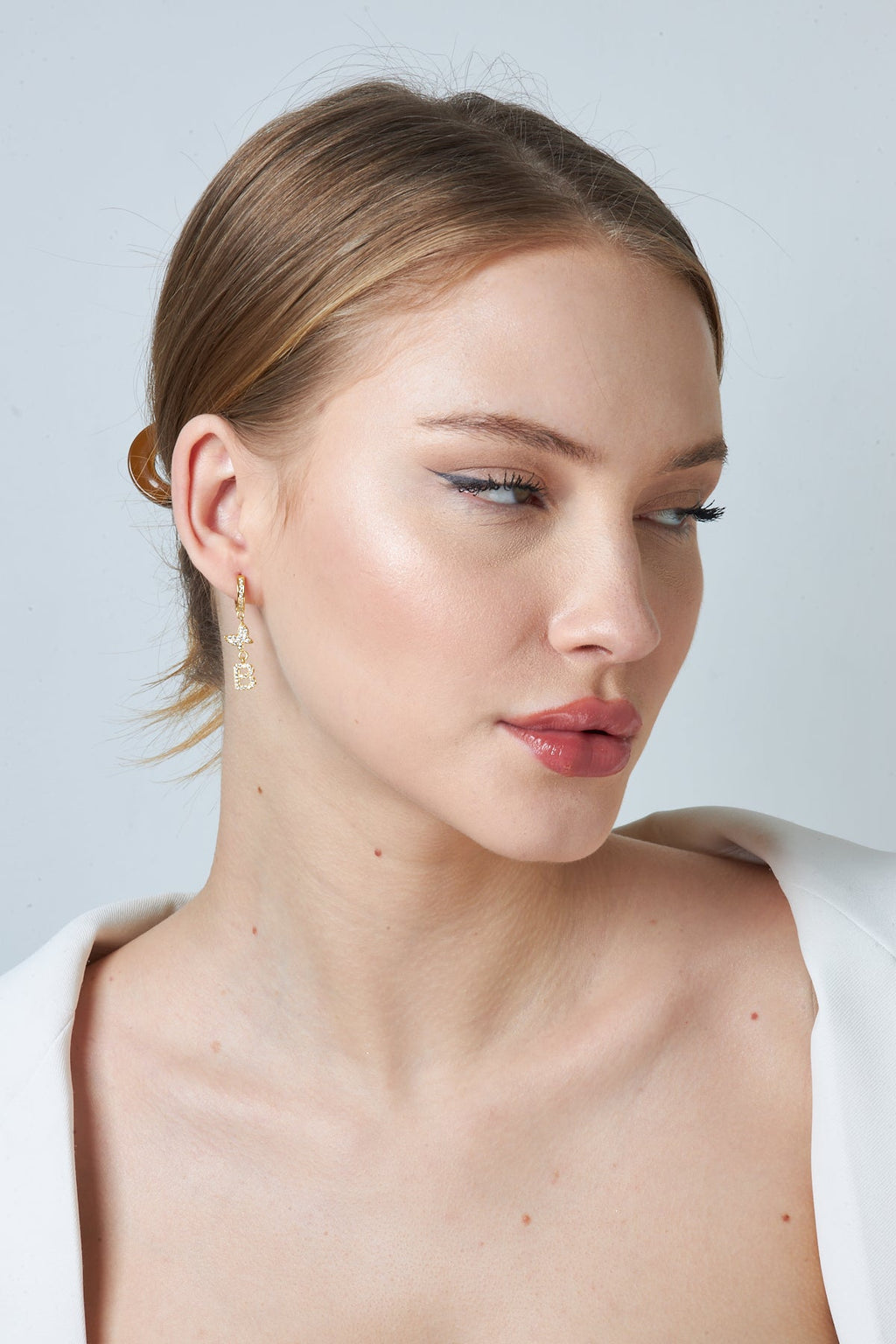 Taşlı Kelebekli Harf Küpe - 925 GÜMÜŞ